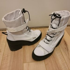 Converse  Chuck Taylor All Stars GR 82 High Top- platform heel boot- size 8